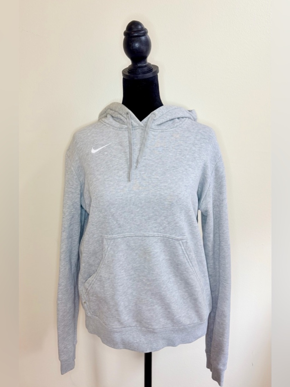 Nike Grey Hoodie M Cozy Pullover Sweatshirt Streetwear Essential Must Have GREAT
